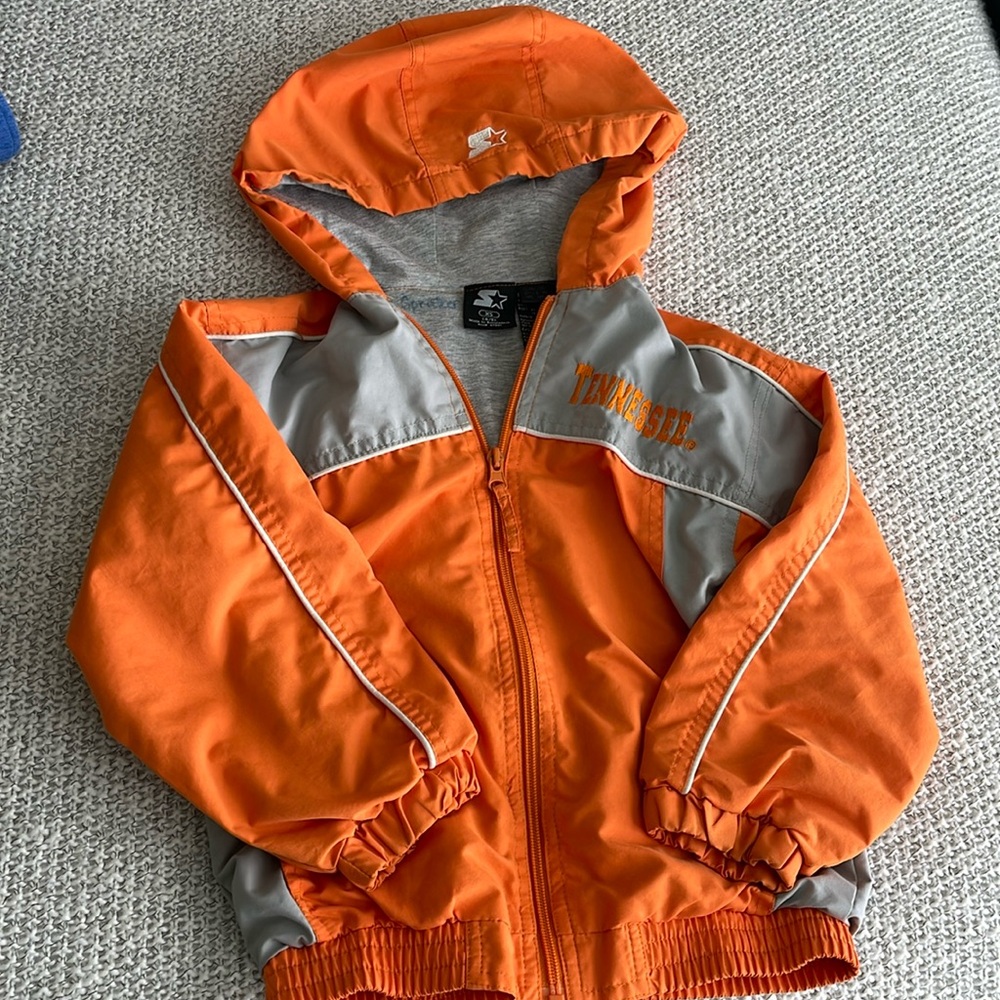 Tennessee volunteers zip up jacket